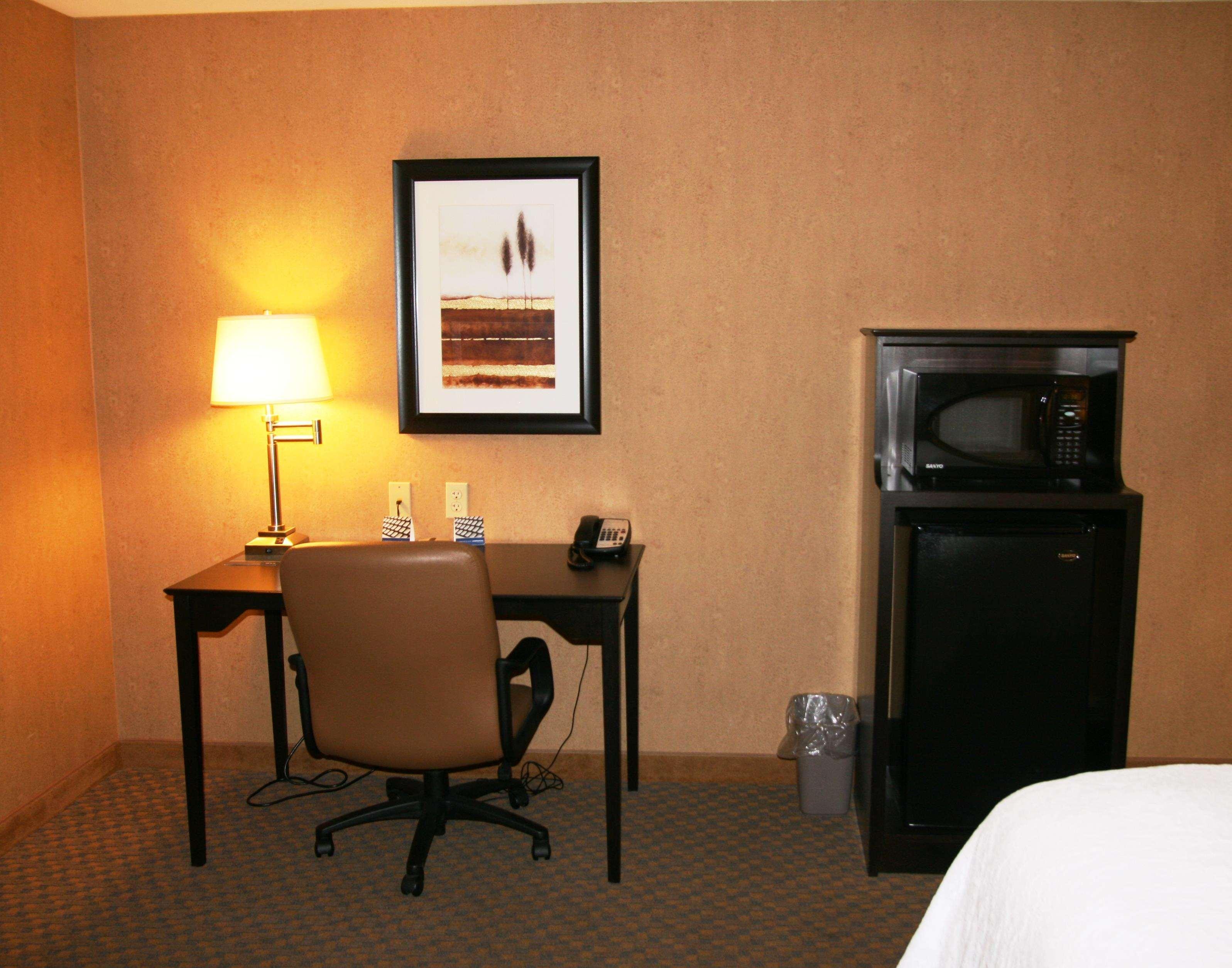 Hampton And Hotel Barstow