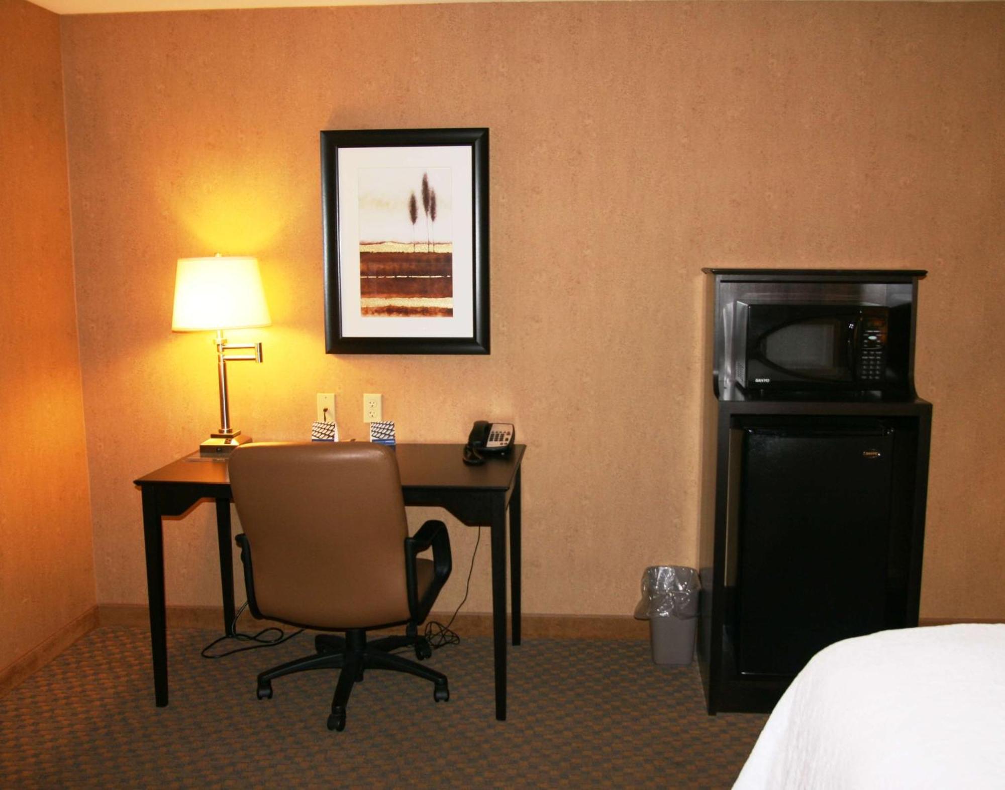 Hampton And Hotel Barstow